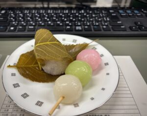 ももの節句　三食団子
<!--mep-nl-->京都むらさきの総合税理士法人
